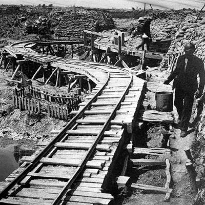 Maintenance of the trenches by small gauge trail 