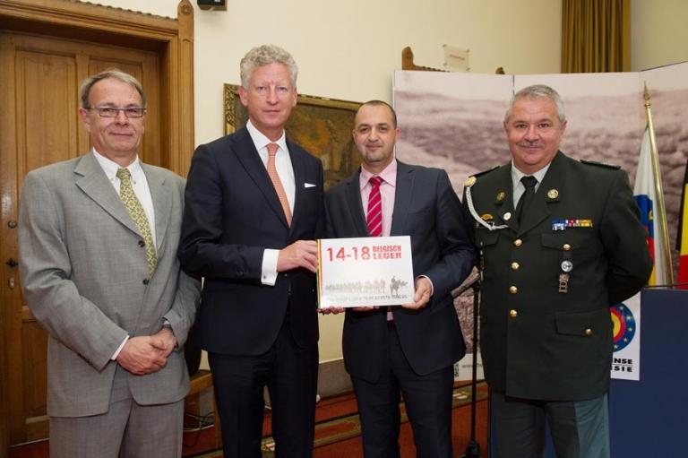 Die Hersteller des Buches beim Minister: Major Rob Troubleyn, erster Obersergeant Malek Azoug und Adjutant Patrick Brion.  